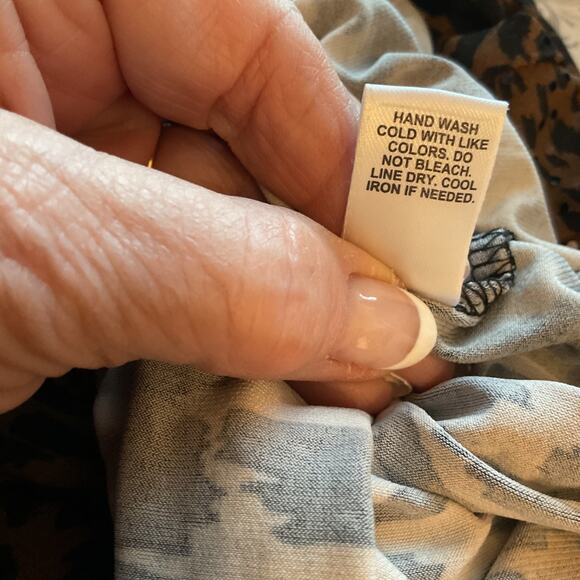 Cato Animal Print Elastic Waist Keyhole Neck Sequin Accent Top M - Picture 6 of 7